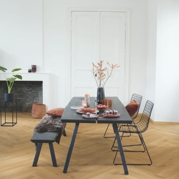 Ocean Bliss Honig warm Quick Step PRISTINE Flex Vinyl | Fischgrätmuster
